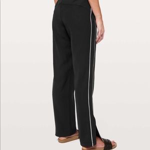Authentic Lululemon On The Right Track Pant. Sz4💕